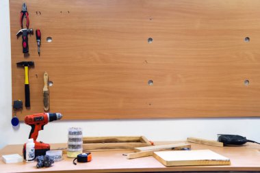 Ahşap arka planda el işi araçları seti Aletler ve onarım konsepti