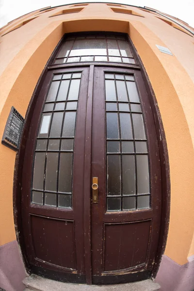 Close Outdoor Widok Stare Drewniane Podwójne Drzwi Szklanymi Oknami Abstrakcyjny — Zdjęcie stockowe