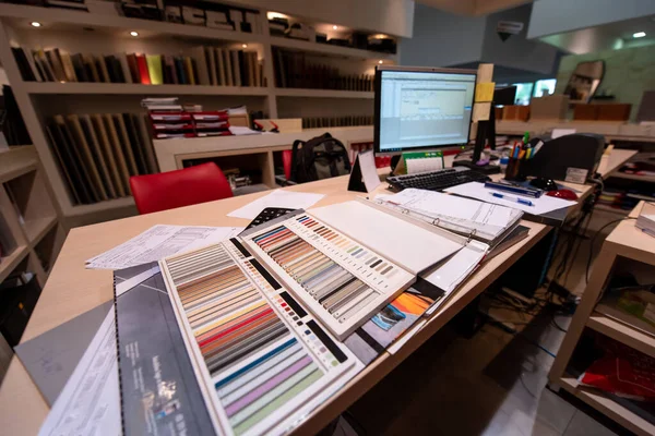 Arquiteto Designer Interiores Mesa Trabalho Com Equipamentos Material Amostra Conceito — Fotografia de Stock
