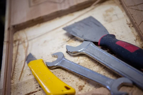 木製の背景に手作業ツールのセットツールと修復作業の概念 — ストック写真