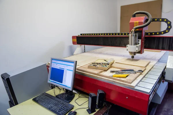 Fraisage Bois Sur Machine Automatique Moderne Travail Bois Avec Cnc — Photo