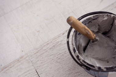 Seramik ahşap efekt kiremitleri ve zemindeki döşeme kiremitleri yerleştirilmemiş tiler için araçlar