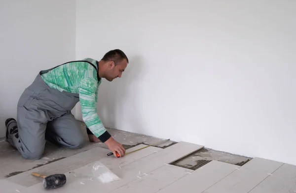 Skilled Worker Installing Ceramic Wood Effect Tiles Floor Worker Making — Stock Photo, Image