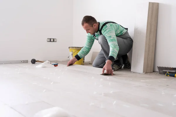 Trabajador Cualificado Que Instala Las Baldosas Efecto Madera Cerámica Piso —  Fotos de Stock