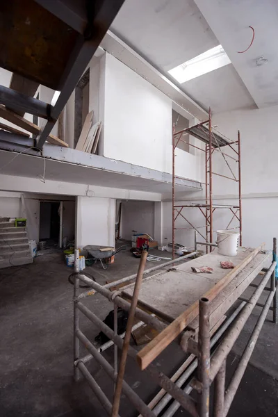 Interior Canteiro Obras Com Andaimes Grande Apartamento Duplex Inacabado Moderno — Fotografia de Stock