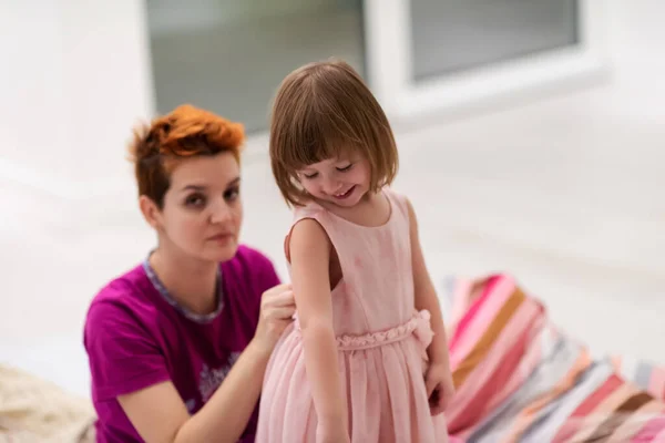 Rodzina Mając Zabawy Piękny Wieczór Domu Młoda Matka Pomaga Cute — Zdjęcie stockowe