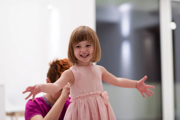 Famiglia Divertendosi Sera Beutiful Casa Giovane Madre Aiutando Figlioletta Carina — Foto Stock