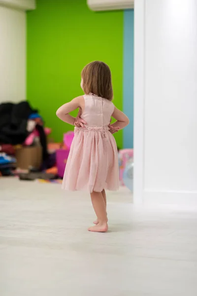 Vista Traseira Menina Bonito Feliz Vestido Rosa Curtindo Enquanto Joga — Fotografia de Stock