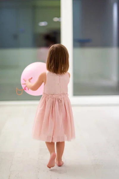 Pembe Elbiseli Mutlu Küçük Kız Güzel Bir Akşamda Evdeki Pencerenin — Stok fotoğraf