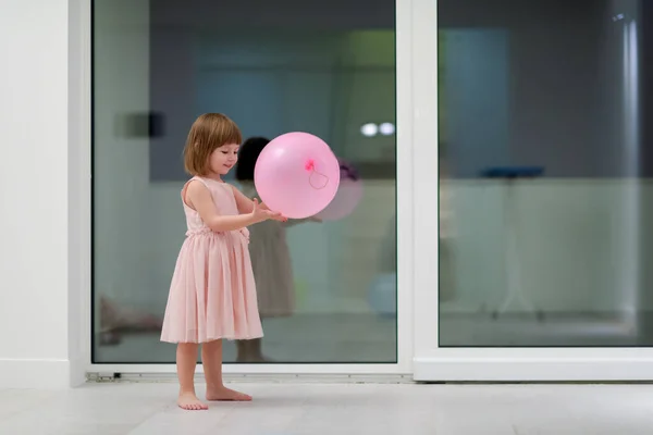Menina Bonito Feliz Vestido Rosa Desfrutando Enquanto Joga Com Balões — Fotografia de Stock
