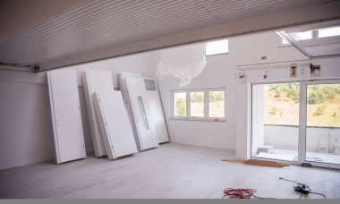 İç kapılar yerleştirilmeyi bekleyen yeni bir daireye istiflenmiş.