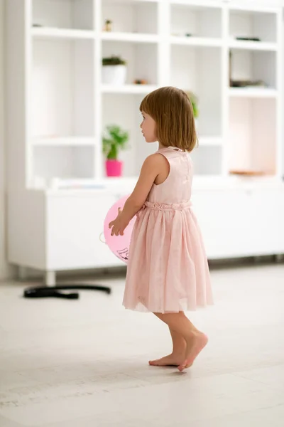 Menina Bonito Feliz Vestido Rosa Desfrutando Enquanto Joga Com Balões — Fotografia de Stock