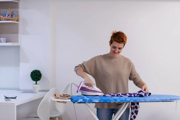 Beautiful Young Red Haired Housewife Good Mood Ironing Clothes Ironing — Stock Photo, Image