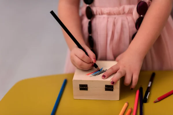 Mooi Schattig Klein Meisje Roze Jurk Schilderij Sieraden Doos Terwijl — Stockfoto