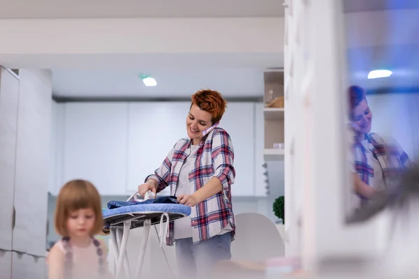 Szczęśliwa Rodzina Spędzać Czas Razem Domu Cute Little Córka Różowej — Zdjęcie stockowe