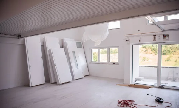 Binnendeuren Gestapeld Een Nieuw Appartement Wachten Installatie — Stockfoto