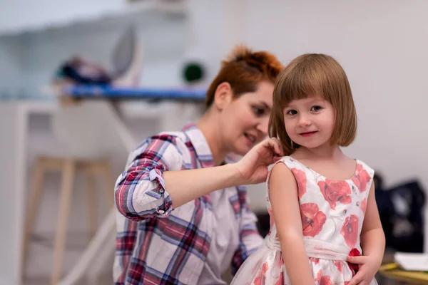 Famiglia Divertendosi Sulla Bella Sera Giovane Madre Aiutando Carina Figlioletta — Foto Stock