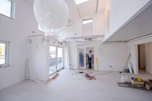 Lavoratori Maschili Falegnami Installazione Porta Vetro Interna Con Una Struttura — Foto Stock