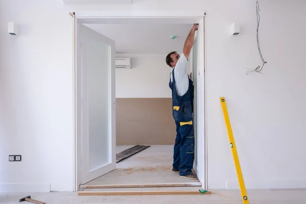 Charpentiers Ouvriers Installant Une Porte Intérieure Verre Avec Cadre Bois — Photo