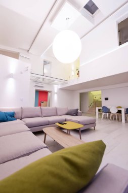 Lüks, modern, açık alan tasarımlı, iki katlı, beyaz duvarlı bir apartman dairesi.