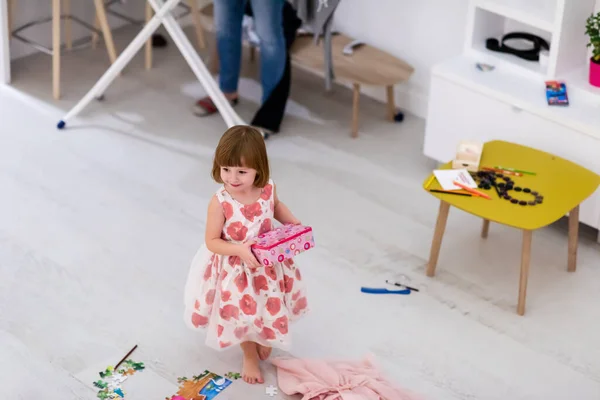 Família Feliz Divertindo Juntos Casa Fofa Filhinha Vestido Rosa Jogando — Fotografia de Stock