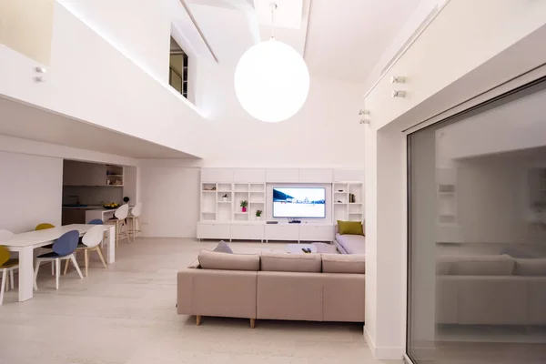 白壁の高級モダンなオープンスペースデザインの2階建てアパートのインテリア — ストック写真