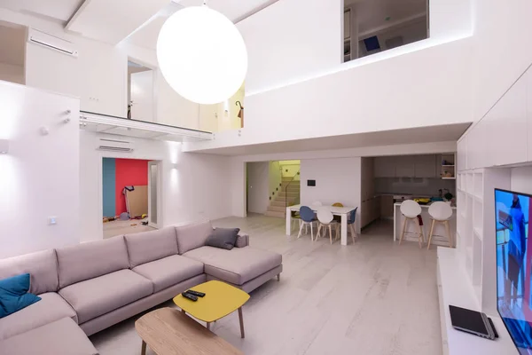 白壁の高級モダンなオープンスペースデザインの2階建てアパートのインテリア — ストック写真