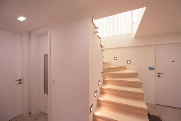 Stijlvol Interieur Met Houten Trap Groot Modern Twee Niveau Luxe — Stockfoto