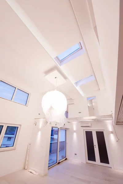 현대식 공간의 아파트흰 대형둥근 샹들리에의 중간에 — 스톡 사진