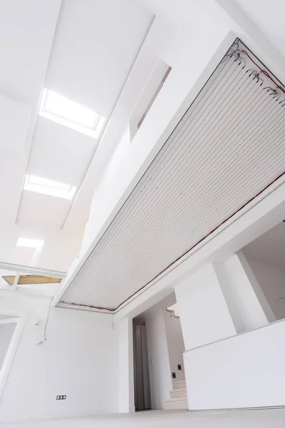 空荡荡的现代开放空间的内部两层公寓 有白色的墙壁和中间的大圆形吊灯 随时可以搬进去 — 图库照片