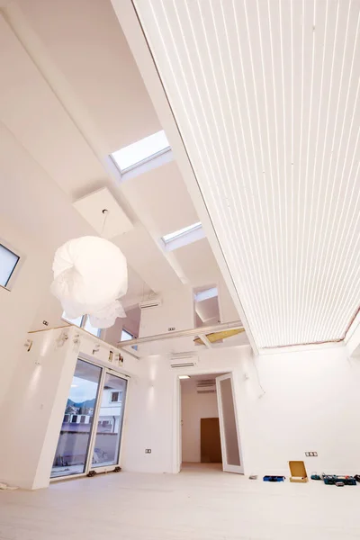 Interieur Van Lege Stijlvolle Moderne Open Ruimte Twee Niveau Appartement — Stockfoto