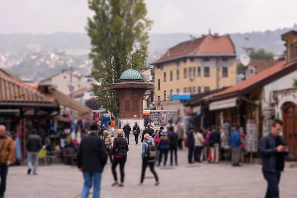 旧市街サラエヴォ ボスニア ヘルスゴヴィナの首都サラエヴォでセビリジの木製噴水 地元企業 地元の人々や観光客とバスカルシヤ広場の眺め サラエヴォボスニア ヘルツェゴビナ26 2016 — ストック写真