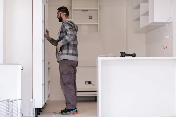 安装新式现代厨房家具的年轻专业人员 — 图库照片