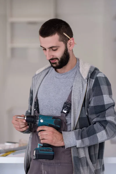 Joven Trabajador Profesional Que Prepara Una Máquina Perforación Manual Mientras —  Fotos de Stock