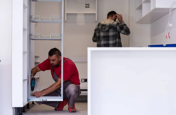 Два Профессиональных Работника Устанавливают Новую Стильную Современную Кухонную Мебель — стоковое фото