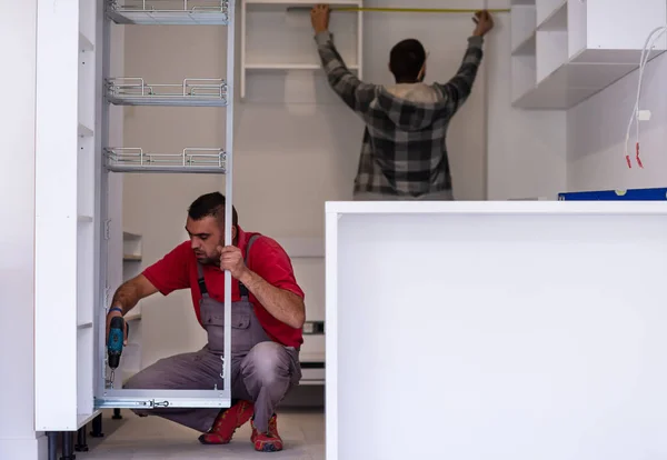 Twee Professionele Medewerkers Installeren Van Een Nieuwe Stijlvolle Moderne Keukenmeubels — Stockfoto