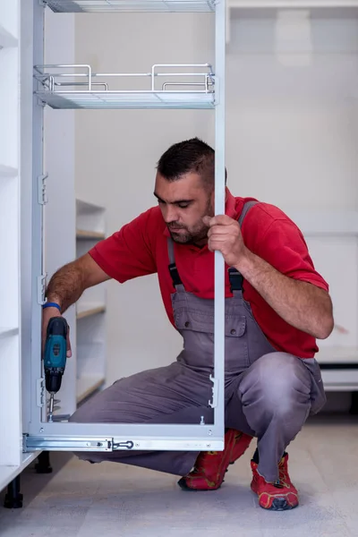 Jonge Professionele Werknemer Installeren Van Een Nieuwe Stijlvolle Moderne Keuken — Stockfoto