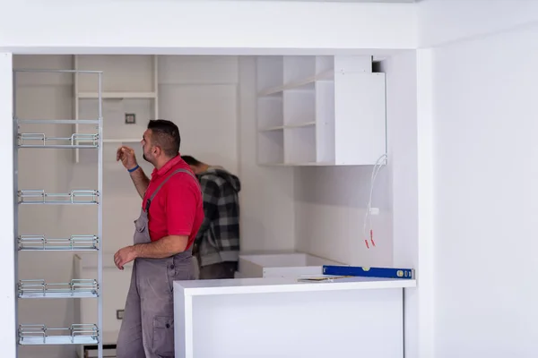 Due Lavoratori Professionisti Che Installano Nuovo Elegante Mobili Cucina Moderni — Foto Stock