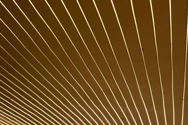 Diyot şerit. Yeni lüks dairenin tavanına bantlanmış lambaları kapat.