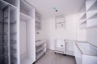 Ahşap dolapları olan lüks bir evde, güzel, parlak, temiz, bitmemiş bir mutfak üzerinde çalışmalar devam ediyor.