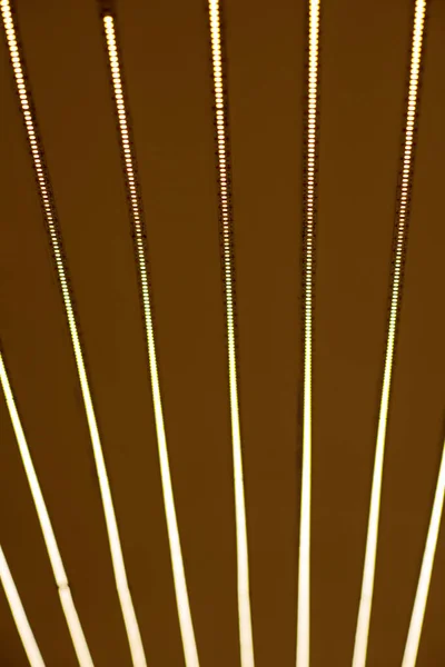 Diyot Şerit Yeni Lüks Dairenin Tavanına Bantlanmış Lambaları Kapat — Stok fotoğraf