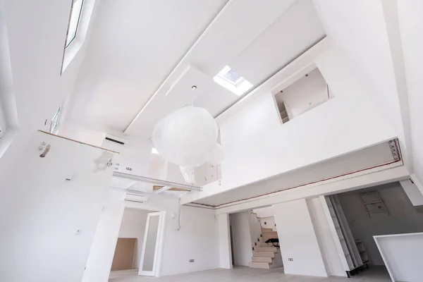 Innenraum Von Leerstehenden Stilvollen Modernen Offenen Raum Zweistöckige Wohnung Mit — Stockfoto