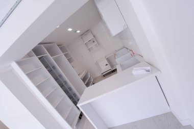 Ahşap dolapları olan lüks bir evde, güzel, parlak, temiz, bitmemiş bir mutfak üzerinde çalışmalar devam ediyor.