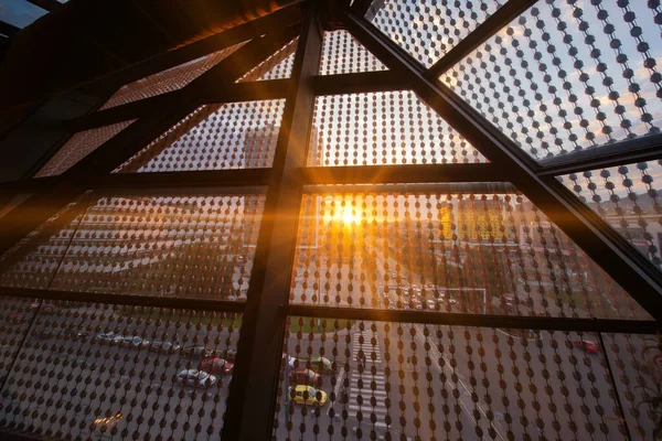 Pôr Sol Nascer Sol Acima Cidade Através Telhado Vidro Edifício — Fotografia de Stock