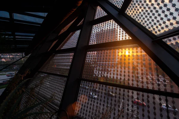近代的な建物のガラスの屋根を通って街の上の日没や日の出 — ストック写真