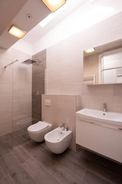 トイレ ビデシンク 壁に広々としたガラスシャワーキャビンファンシーシャワー付きの豪華なスタイリッシュなバスルームのインテリア — ストック写真