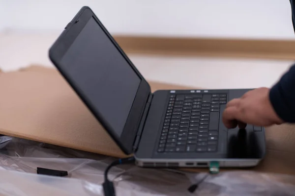 Mann Überprüft Geschäftsabläufe Mit Laptop Computer Während Auf Dem Boden — Stockfoto