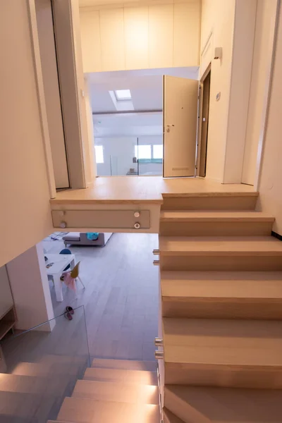 Intérieur Élégant Avec Escalier Bois Dans Grand Appartement Moderne Luxe — Photo