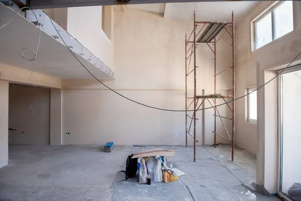 Intérieur Chantier Avec Échafaudage Dans Grand Appartement Moderne Duplex Inachevé — Photo