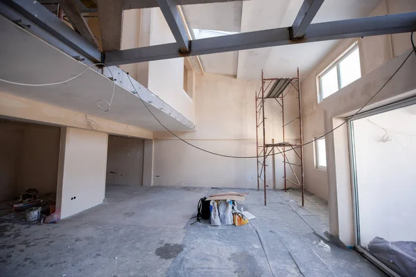Interior Del Sitio Construcción Con Andamios Gran Apartamento Dúplex Moderno —  Fotos de Stock